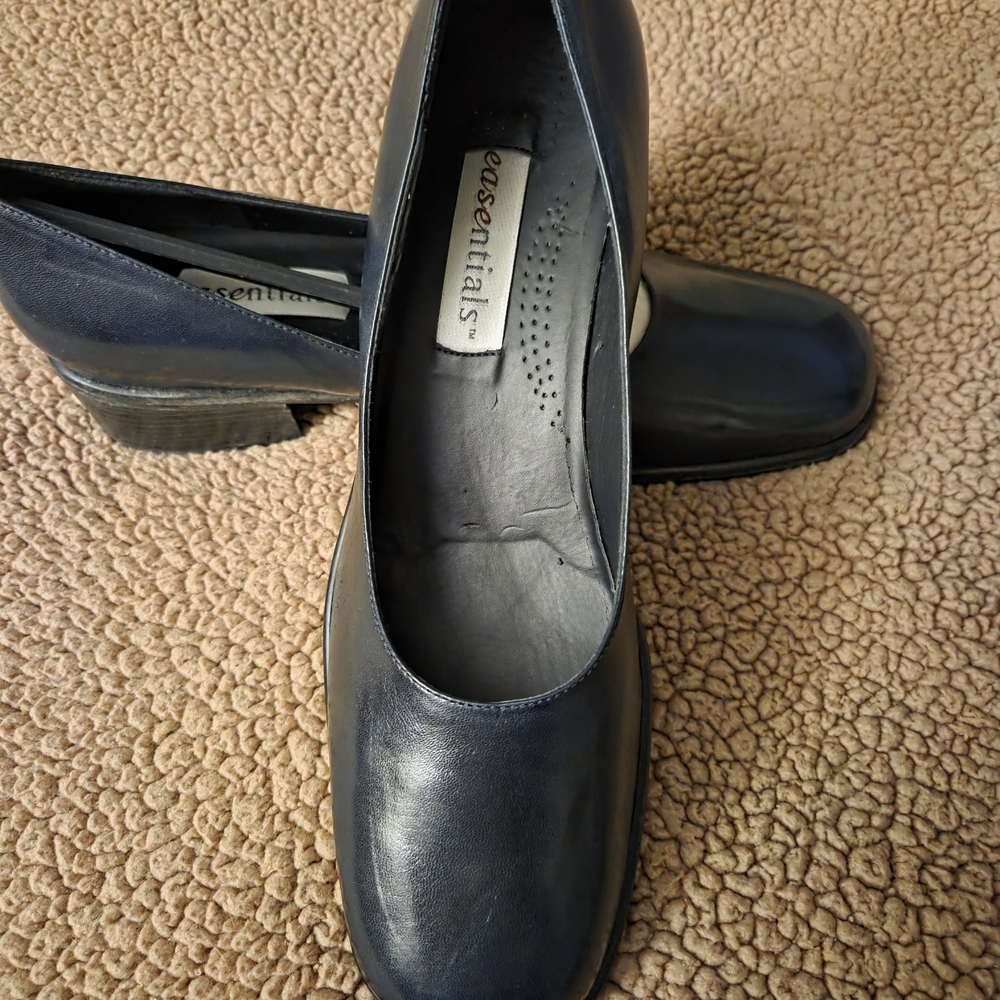 Essentials Women's very dark Navy leather Shoe sz 10 NEW
